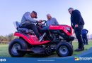 CON MODERNO MINI TRACTOR PARA CORTAR EL CÉSPED DE LA CANCHA CUENTA CLUB DEPORTIVO SAN PEDRO