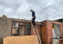 MUNICIPIO AVANZA EN LA RECONSTRUCCIÓN DE TECHUMBRE DE VIVIENDA AFECTADA POR INCENDIO EN VILLA COLUNQUÉN
